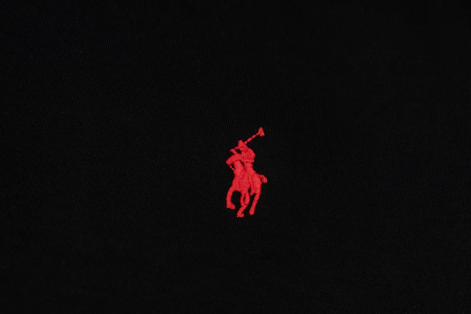 P236 #R95 Ralph Lauren/Ralph Lauren Twelve Color Pony🐎 Embroidered zipper cardigan jacket hooded sweatshirt This hooded sweatshirt is decorated with a simple style that represents Ralph Lauren. It is paired with a pony embroidery pattern, which is three-dimensional and full! The solid color fabric paired with exquisite embroidery instantly sets it off! Hooded sports design, loose and casual fit! The overall texture is very strong! Through the pictures, we can feel the thickness and texture of custom-woven and dyed threads. The workmanship is exquisite. They are shipped from major foreign trade factories. They are all made by masters with many years of experience. Everything is of high standards and requirements! Simple and versatile style ~ super delicate and soft, close to the body without being tied, all fabrics and accessories are original custom-made and of high quality! Perfectly reflects the brand’s sense of superiority! Standard cut, comfortable stretch, unrestricted movement! Highly practical, high-end and classy! Versatile style ~ can be paired with jeans or jogging pants. Ideal for transitioning from your morning commute to weekend events!  Color: Black with red label Black with white label Khaki Navy blue with red label Navy blue with white label White Light gray Dark gray Burgundy Army green Light blue Pink Size: S M L